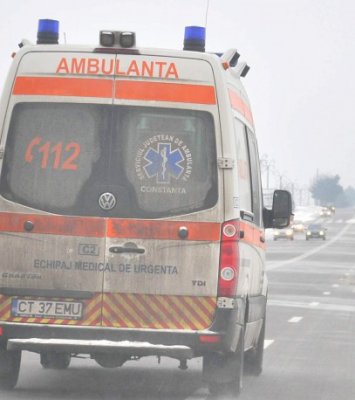 Ambulanţă băgată în service după ce a fost avariată de un şofer neatent